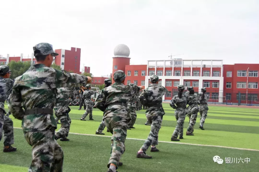 银川六中举行2019级高一新生军训汇报表演暨总结表彰大会