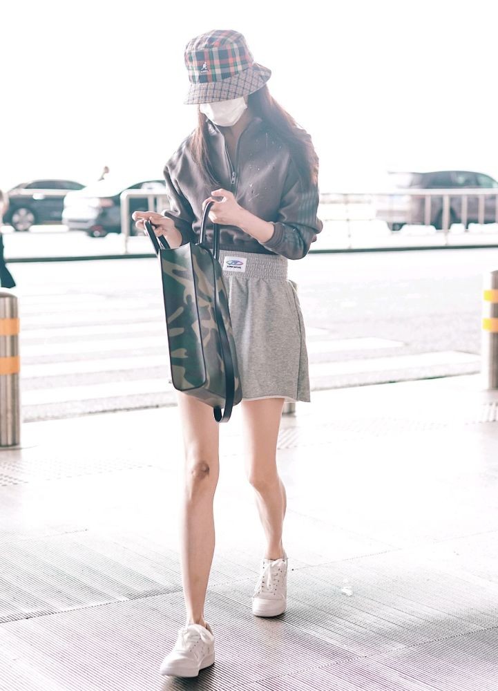 “玲女郎”张小斐走机场，穿卫衣搭配短裤，看似反季却意外显时髦
