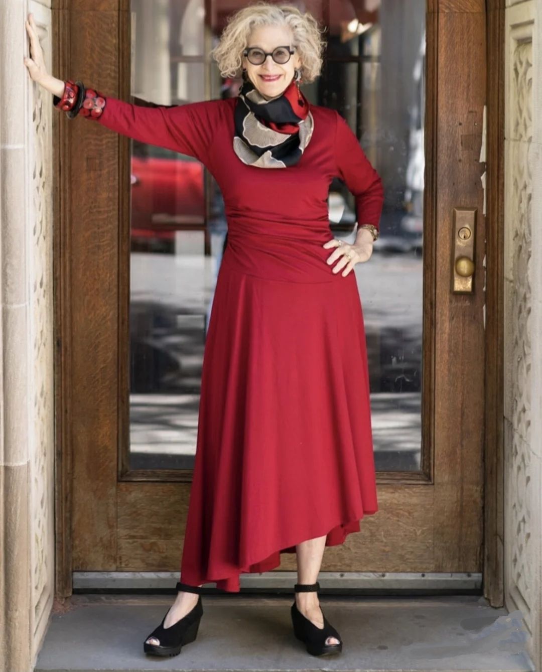 头发花白依旧保持少女感,这位奶奶靠色彩搭配成赢家,时髦又洋气