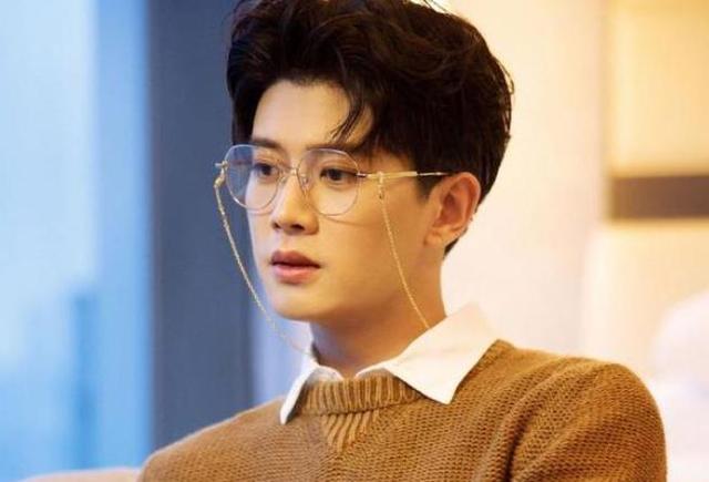 这位杭州大学的男老师红了，只因神似任嘉伦，每天被学生围观