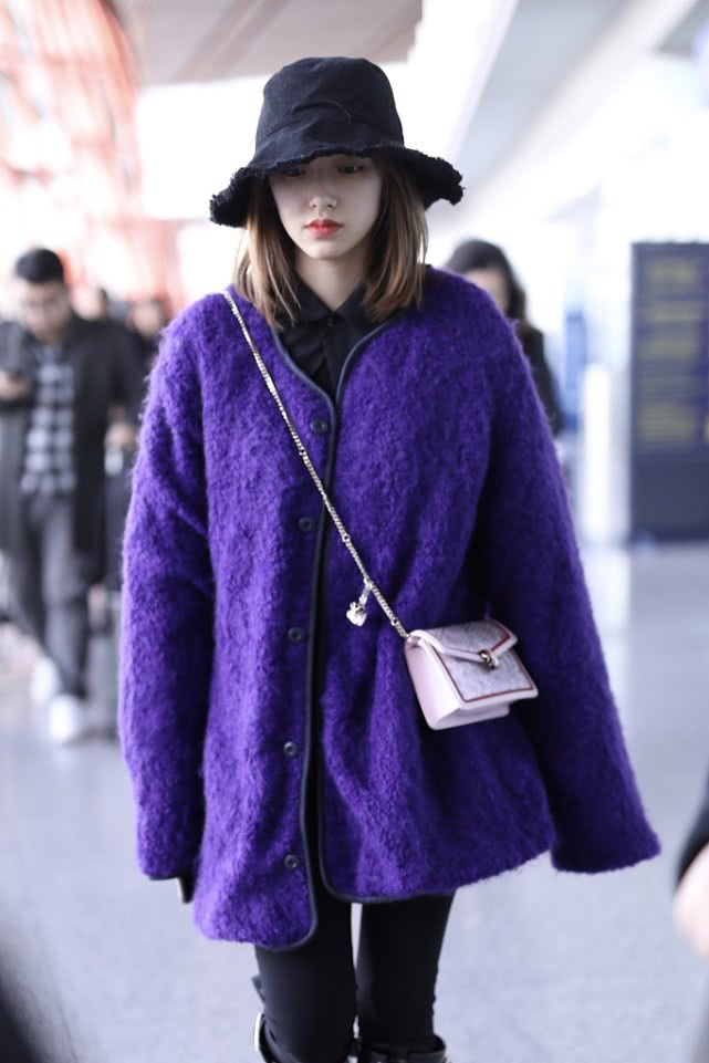 程潇机场变身“紫霞仙子”，穿身超大码毛绒装走机场，看着有点矮