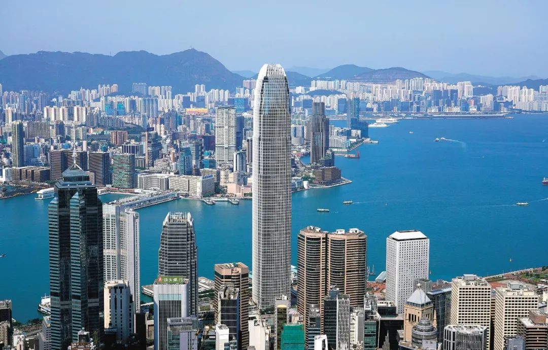 香港楼价贵绝全球！月入4万不吃喝12年，才能凑首期买30平新楼