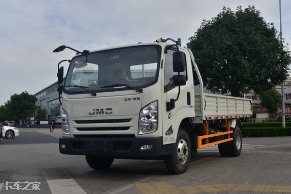 坐上去像开轿车？国六江铃凯运轻卡实力抢镜，升级的不止是内饰