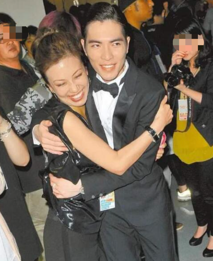 萧敬腾带绯闻女友录综艺，车内亲密自拍，女方还为其整理妆发