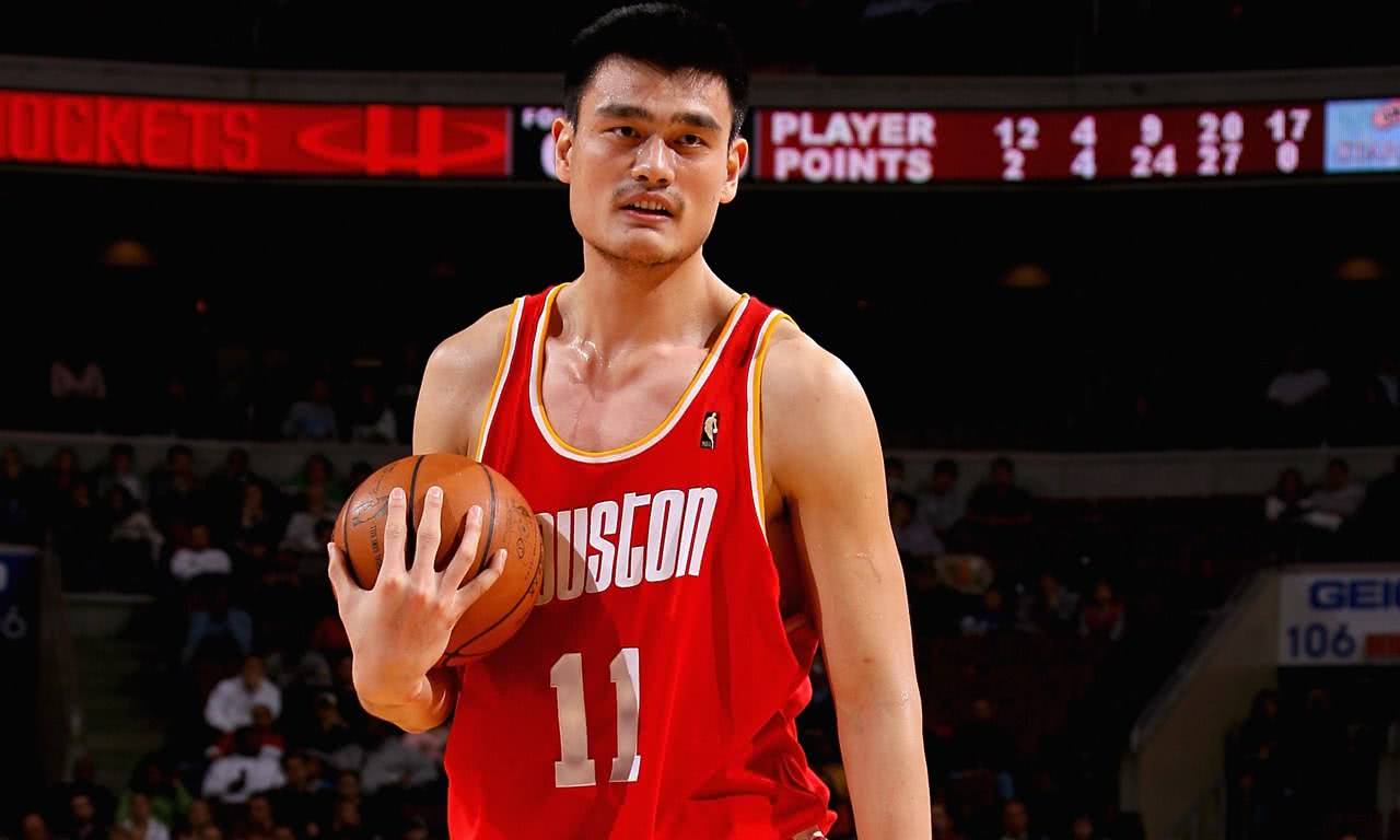 姚明为什么没上nba视频(排面！美媒TNT直播热议姚明落选75大超巨，坐稳中国篮坛历史第一)