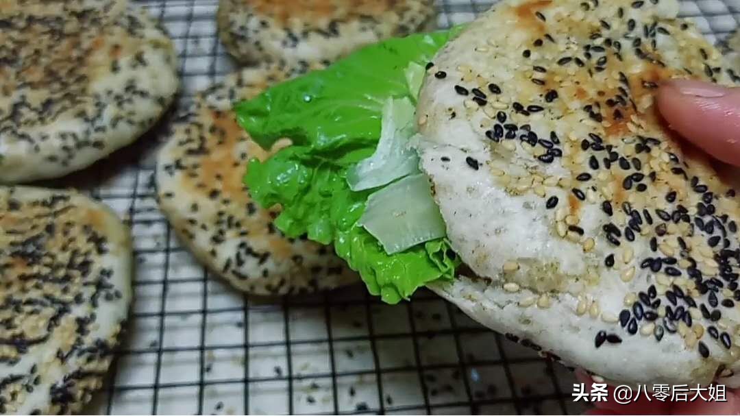 咸煎饼的做法和配方（手把手教你做咸煎饼好吃还不腻）