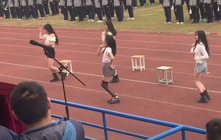 某高校运动会，4位女学生跳热舞，男生称动作不雅引发网友争议