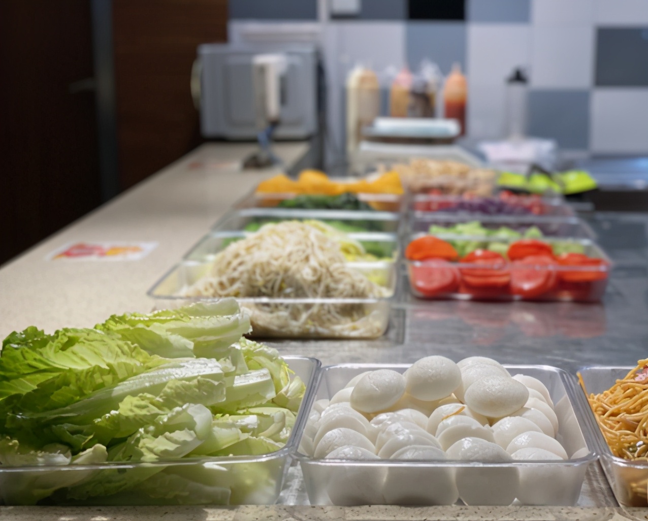 重庆一高校食堂超贴心，为师生开设减脂窗口，不少学生跃跃欲试