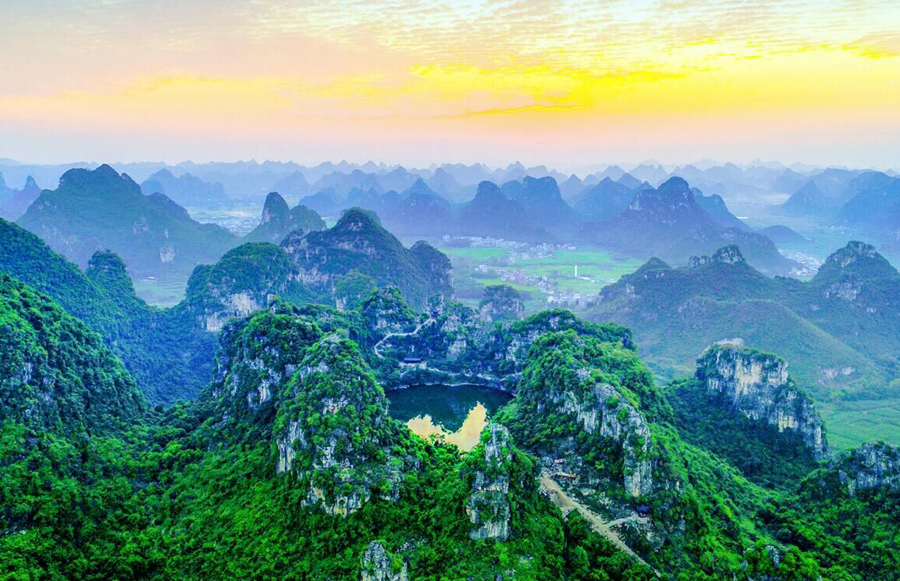 广西来宾人口最多的县,和贵港相邻,拥有百崖大峡谷景区