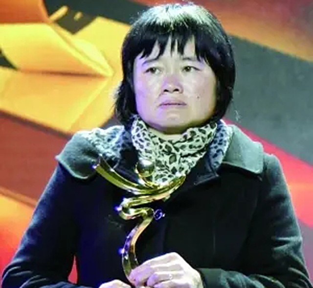 20岁兵哥哥救火牺牲，追思会万人自发送行，如今失独夫妻收获一女