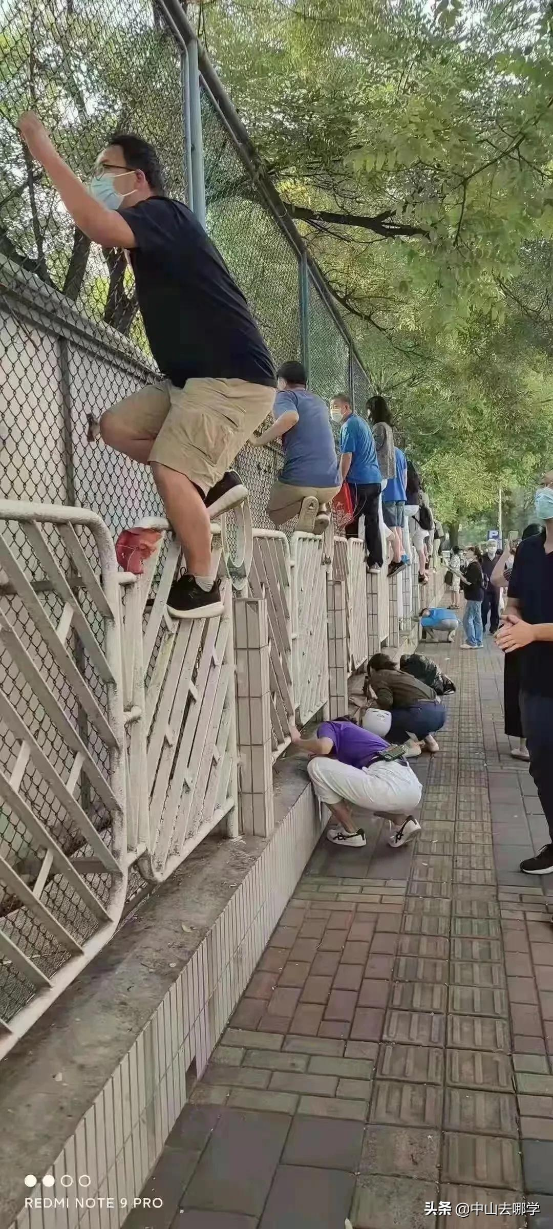 开学啦！现场多图预警：妈趴窗，爹爬墙，脸贴地！场面过于欢乐