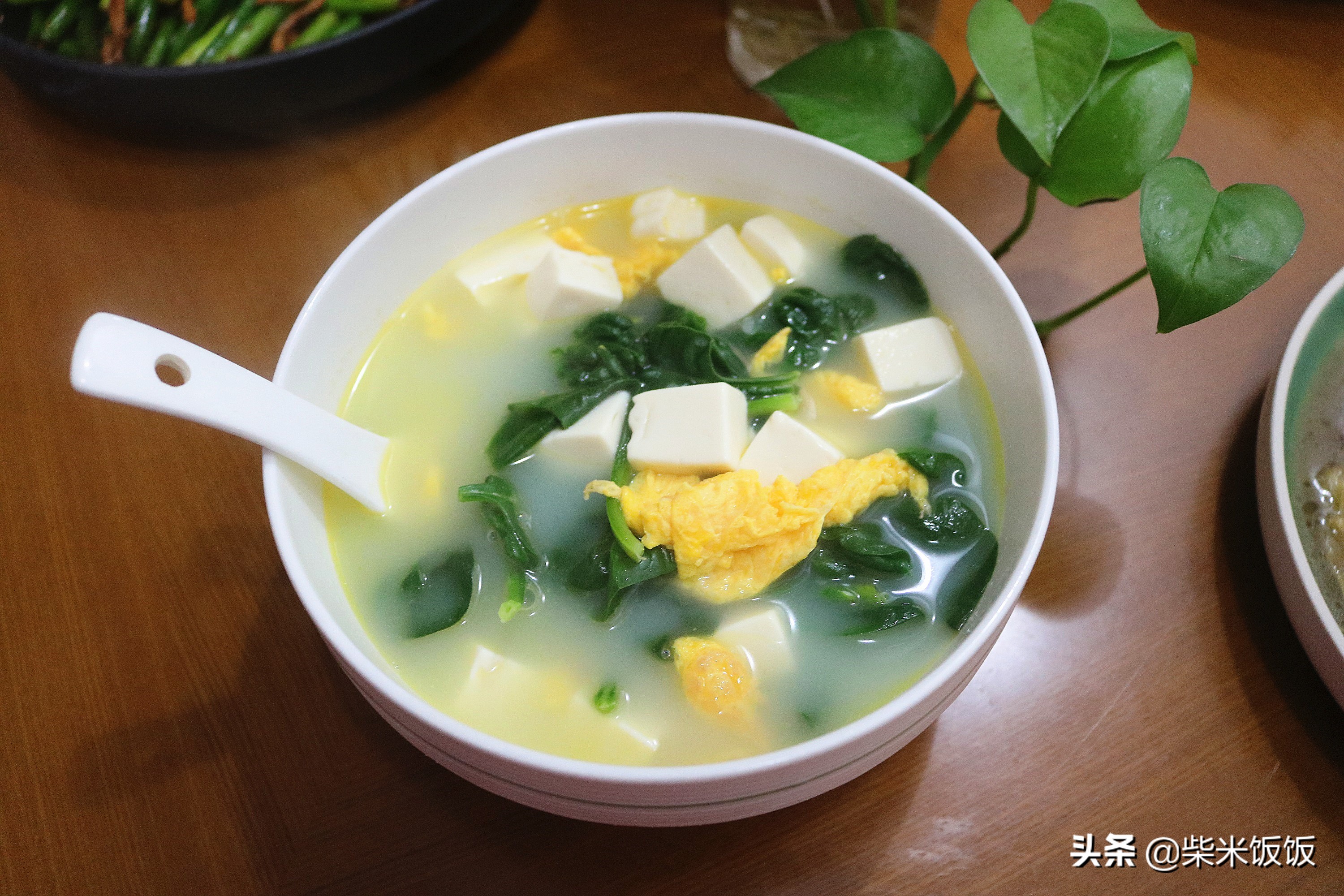 菠菜豆腐汤，加这食材一起炖，汤白味鲜，只放盐就很好喝