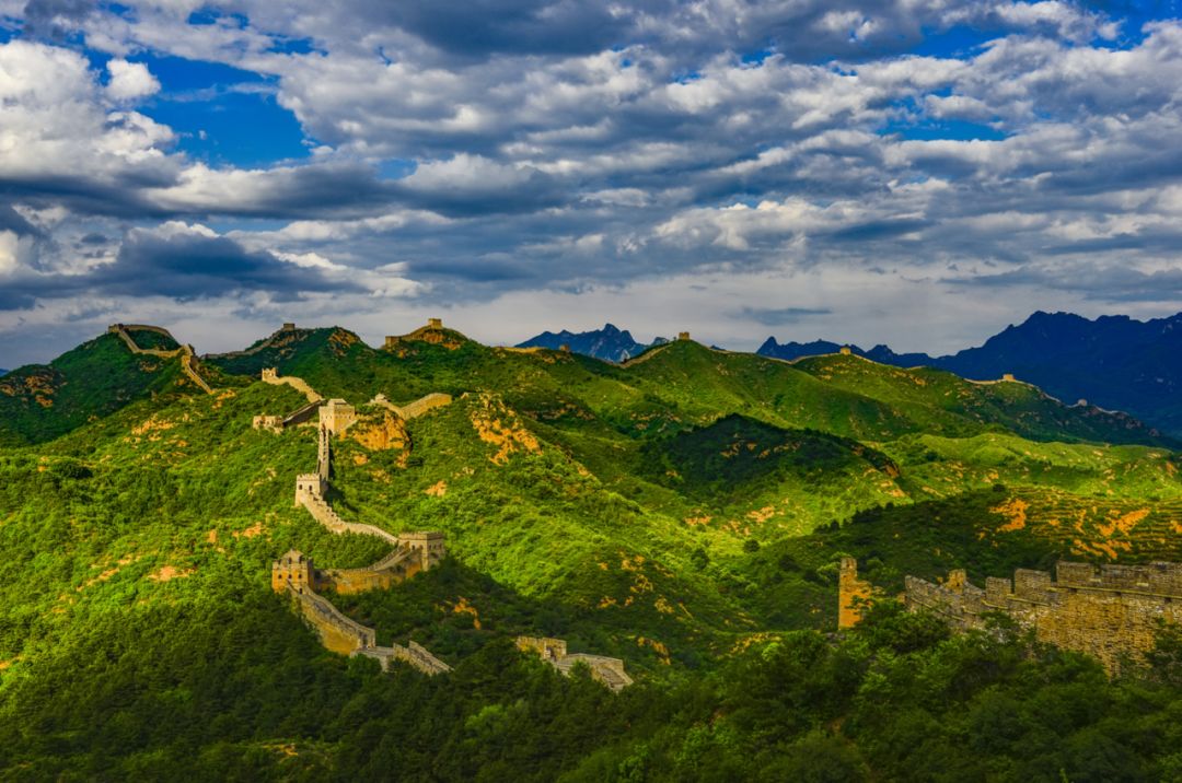 任選一個制高點,都可欣賞到長城蜿蜒逶迤,漫山景色的全景;這裡每隔幾