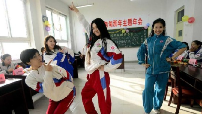 “天价校服”让家长苦不堪？教育部发表明确规定，中小学生有福了