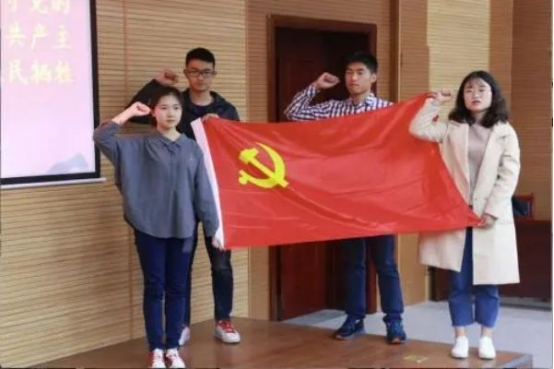 大学生入党谁说的算？和辅导员好关系还不够，大一开始就要准备