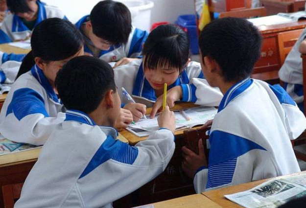 “天价校服”让家长苦不堪？教育部发表明确规定，中小学生有福了