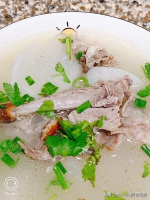 春季养生菜谱，白萝卜鸭架汤，做法简单，美味营养，适合春天