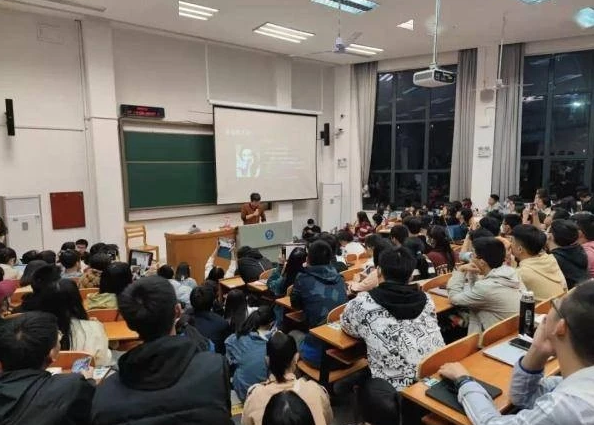 扒墙翻窗也要听？武汉大学恋爱心理学爆火，网友：对知识的渴望