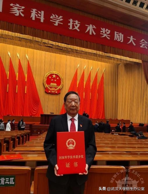 拒绝美德两国邀请，他毅然回国执教，四获国家科技奖，当选两院院士！