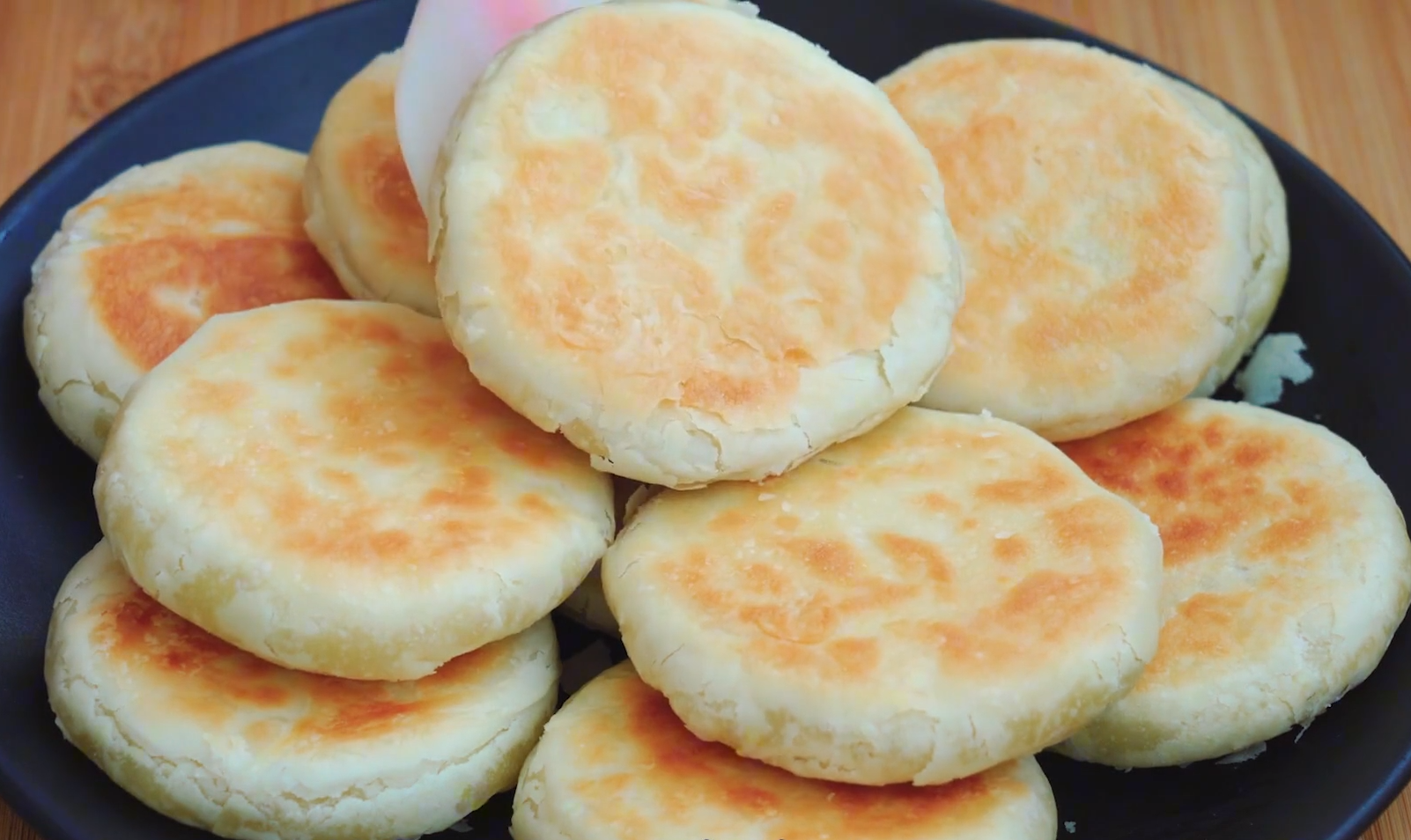 油酥饼的做法（教你做出香甜酥脆咬一口直掉渣）