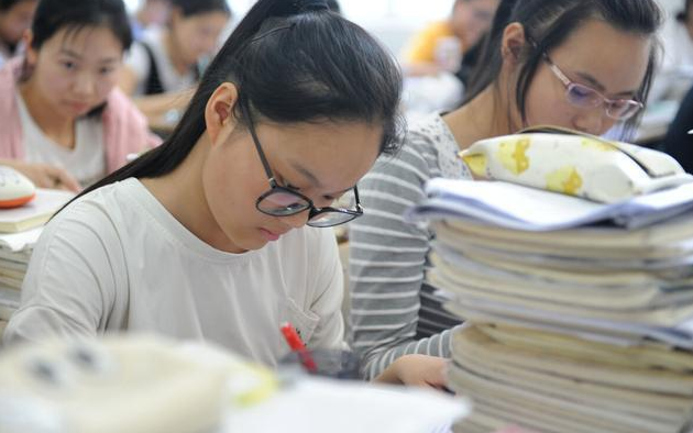 高考迎来新变化，一本和二本界限或将被取消？中等生的机会来了？