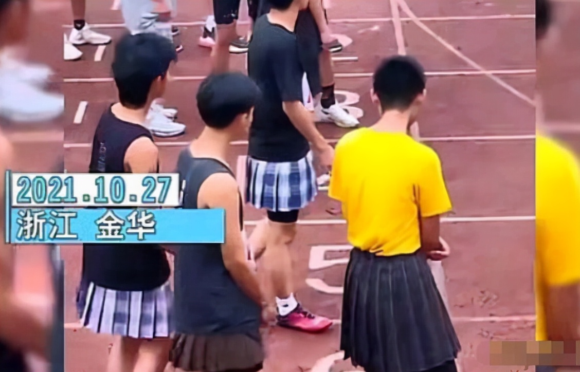 一外国语学院女生参加长跑比赛，穿黑裤袜引争议，被指目的不纯