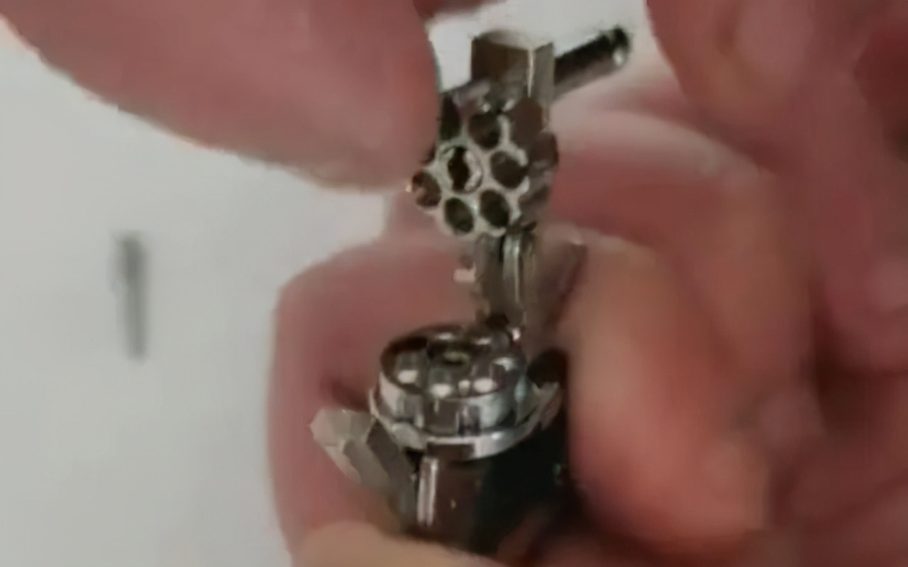 “枪形钥匙扣案”宣判，被认定为枪支，3人被判3到4年，12人免予刑事处罚，辩护律师表示遗憾支持当事人上诉