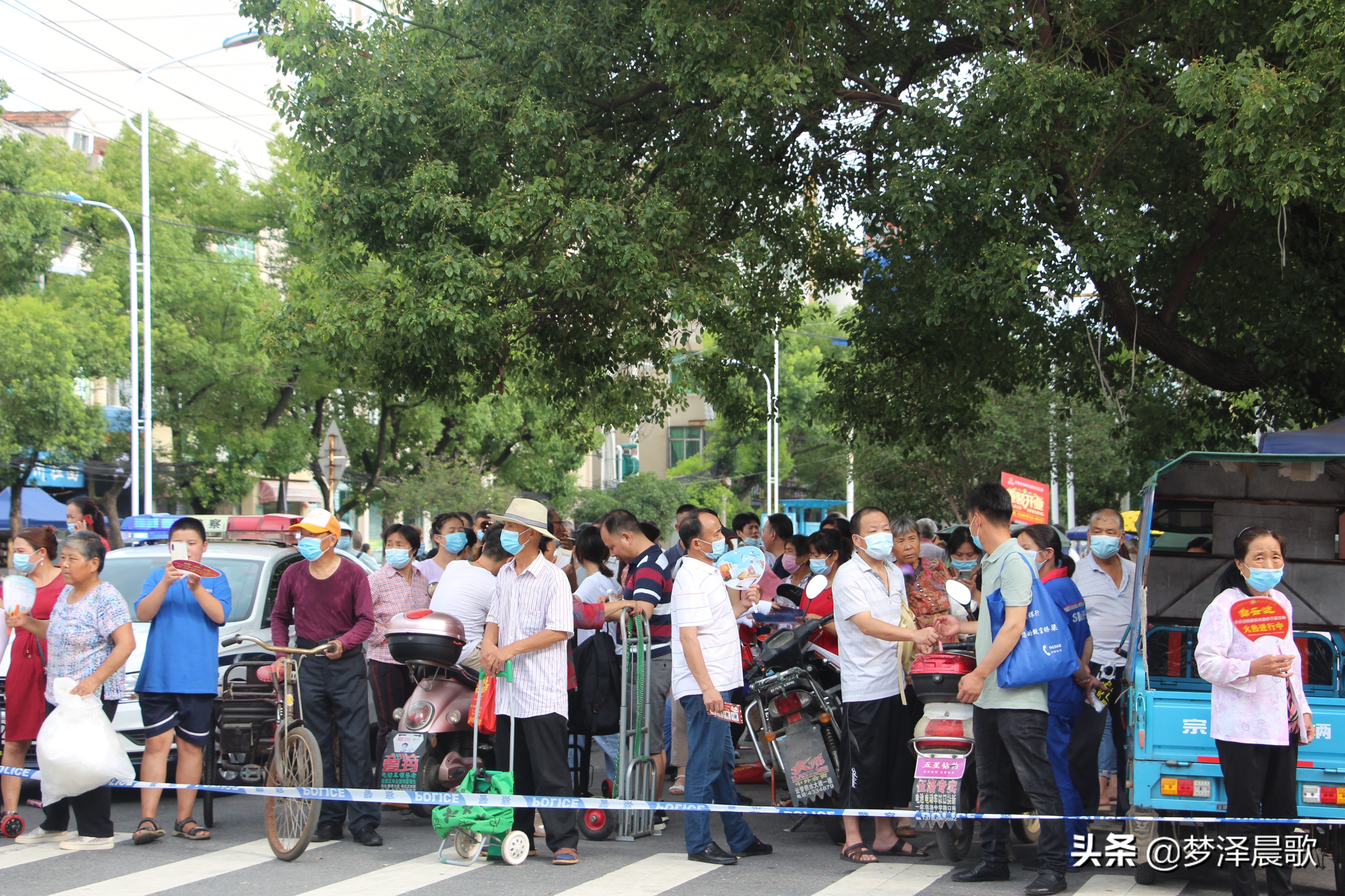 高考结束考生有序离开校园