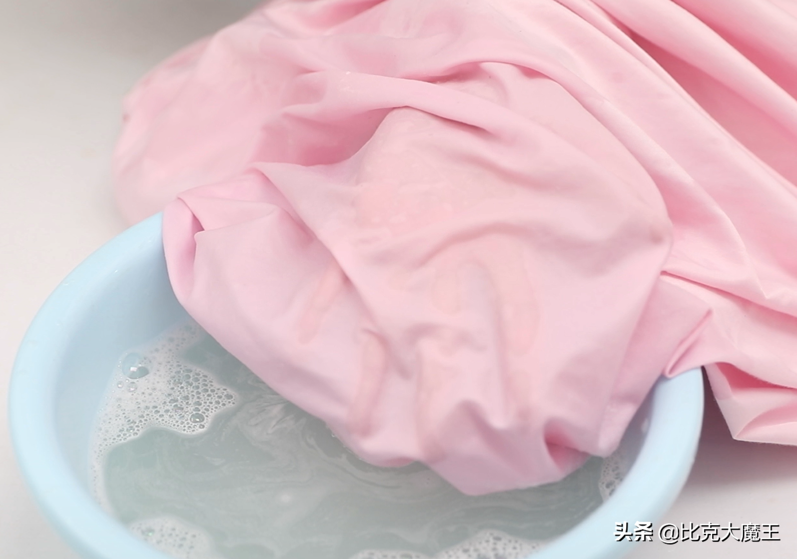 床单上有干血渍不用愁了，加3样东西搓一搓，血渍都能轻松去除