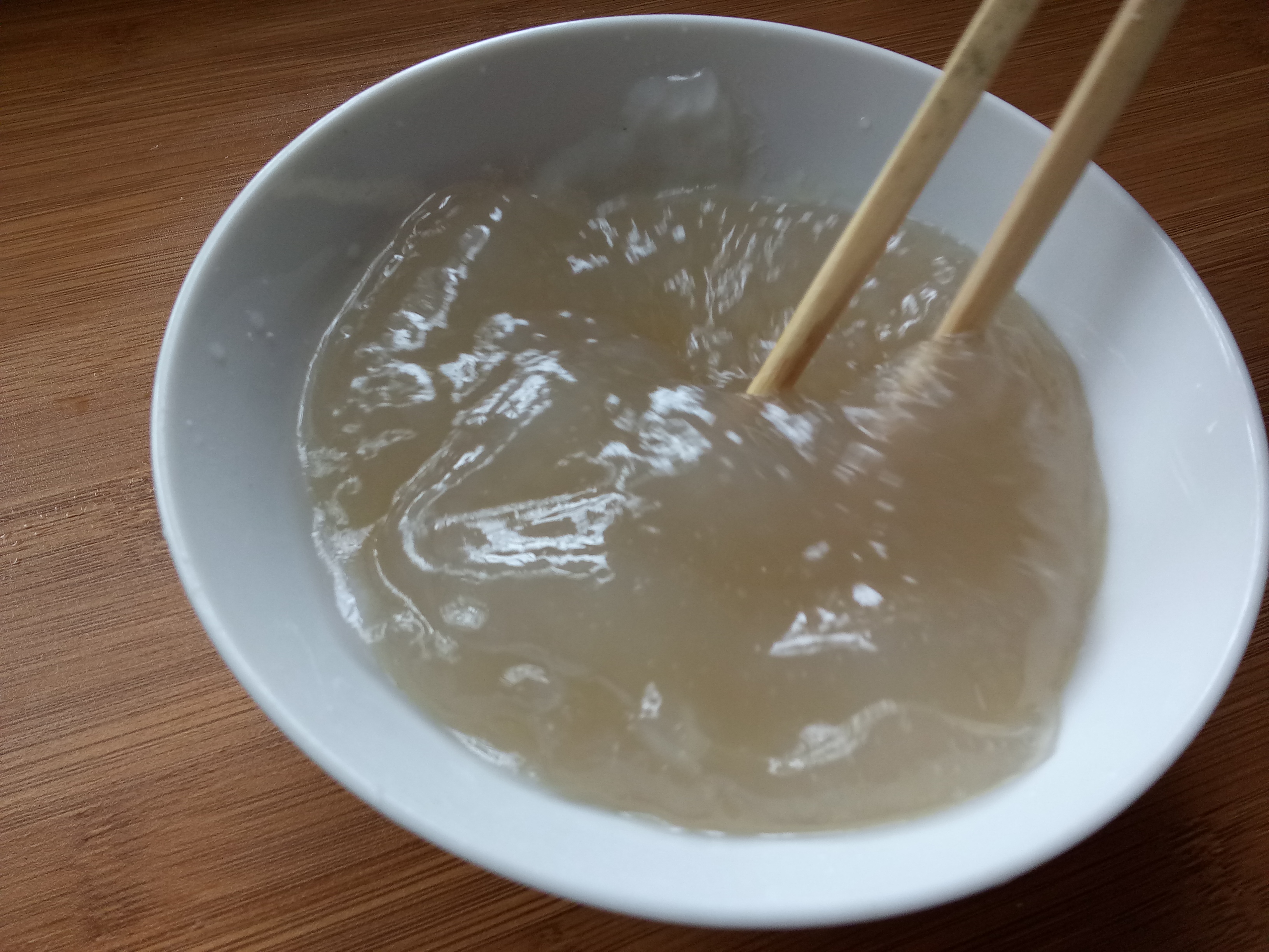 葛根粉不要只会冲着喝！教你一种新吃法，好吃又养颜，女人要多吃