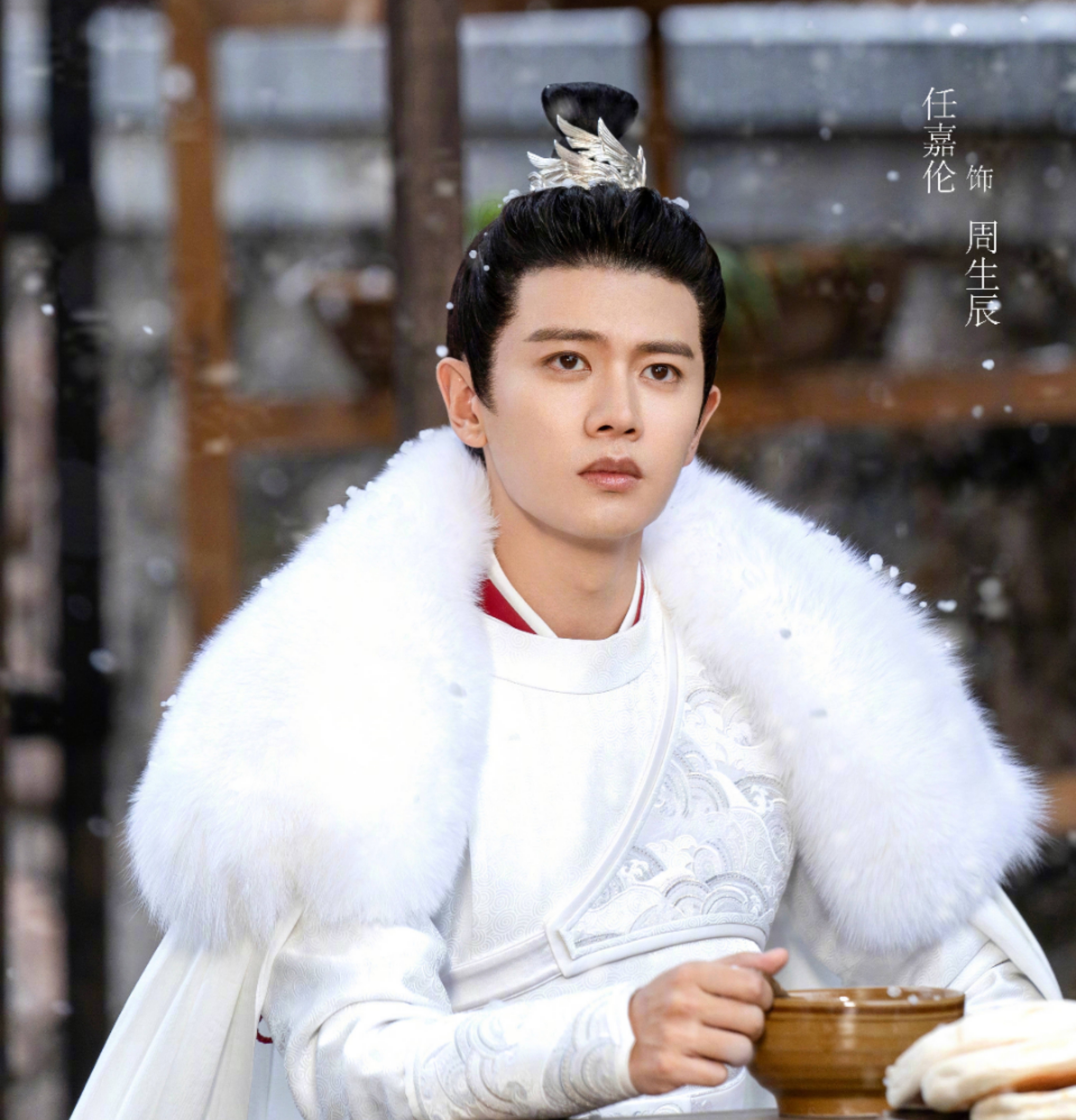 关晓彤微博发文：幸好，曾经的我爱过年少的你