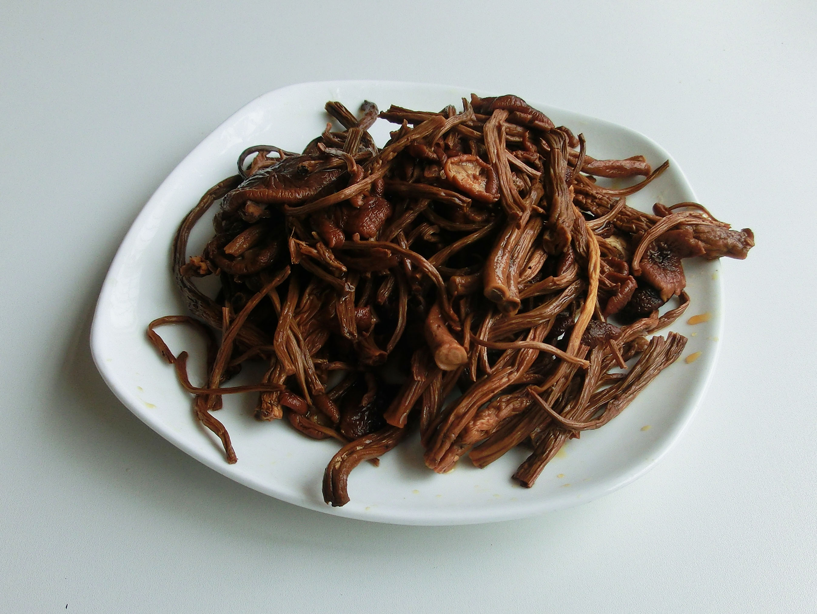 干茶树菇冷水泡还是热水泡？饭店的鲜香劲道，原来大厨是这样做的