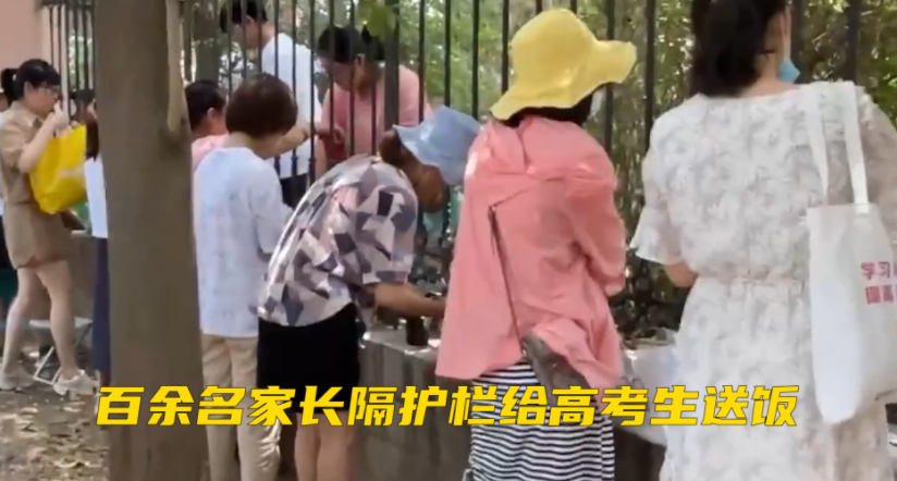 高中生在校门口“蹲着”吃饭，家长一旁观看，是溺爱还是关爱？