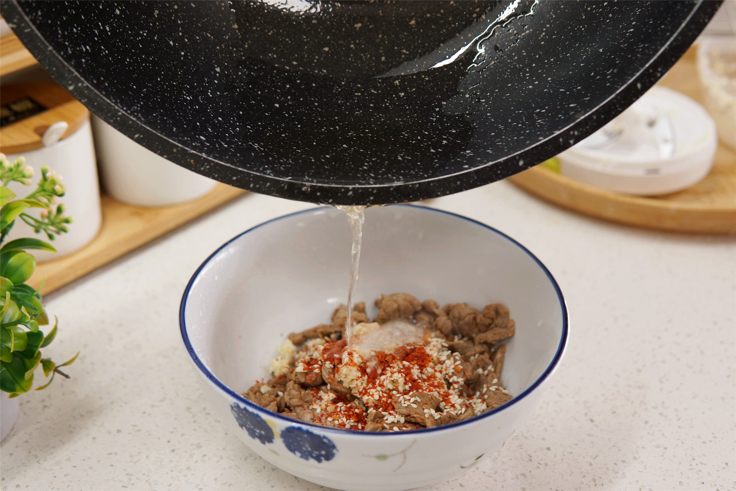 夏天牛肉的“简约”吃法，开水烫一烫，几分钟端上桌，好吃到家了