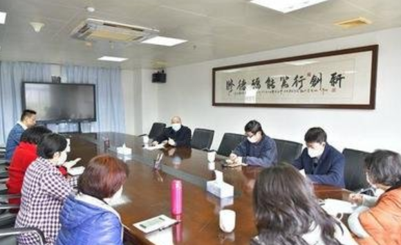 校长痛批教师上课两大现象，老师：烦请领导放下麦克风，站着开会