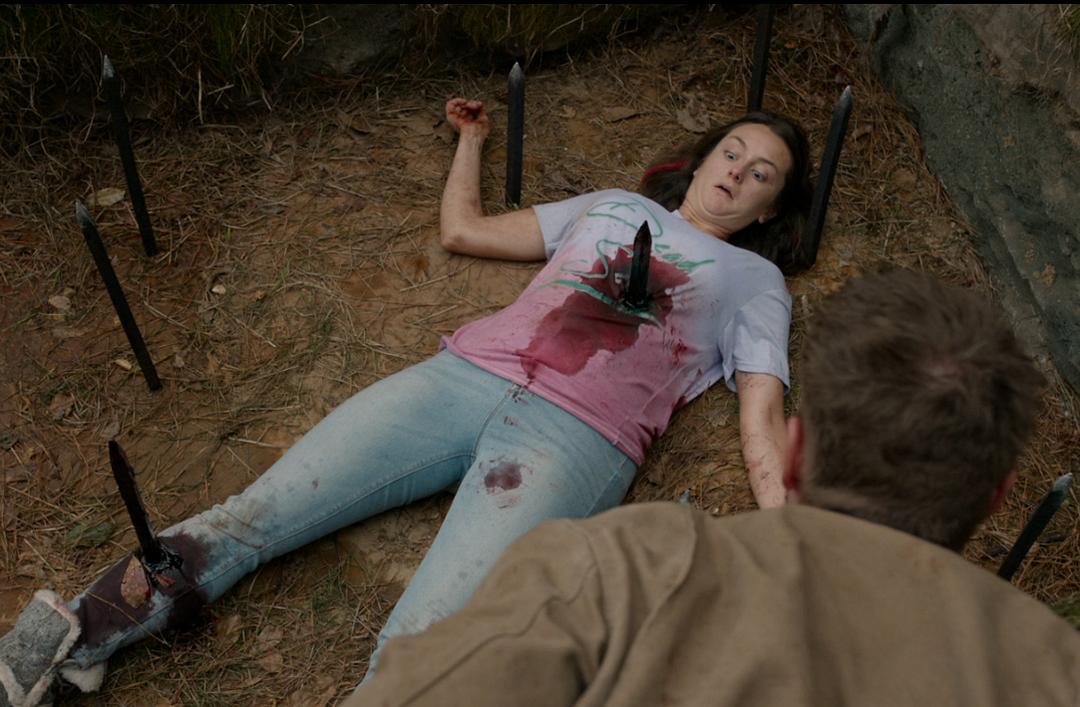 《狩猎2020》:清醒者先死,怀疑者后死,人狠话不多的女主反杀