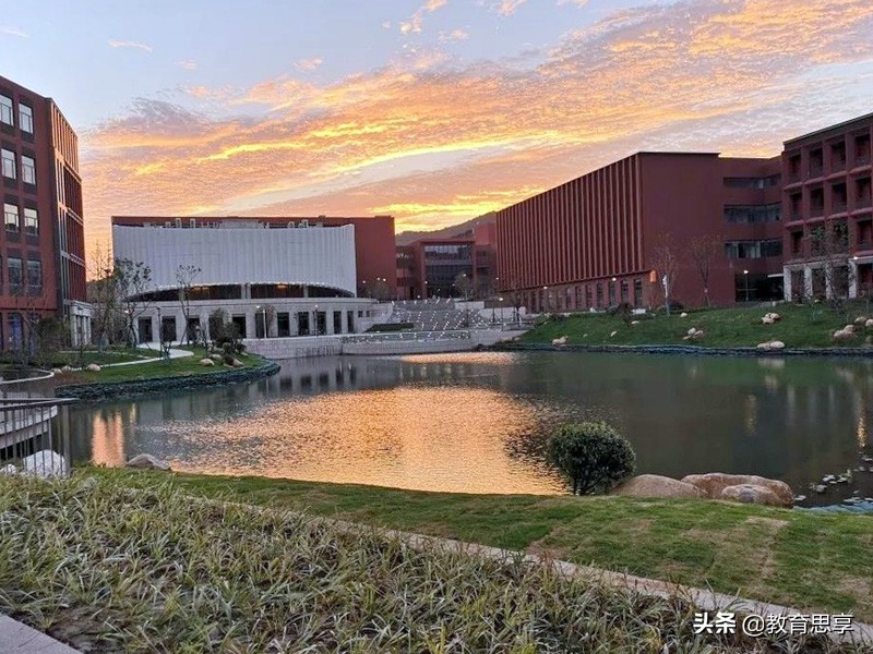 这所中学高考一本率100%，一半学生进国外名校，入学考试需摇号