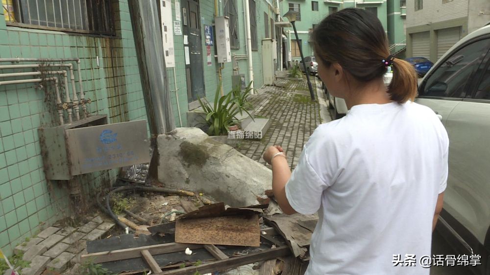 雅苑不“雅”：主电缆裸露地面 安全隐患大
