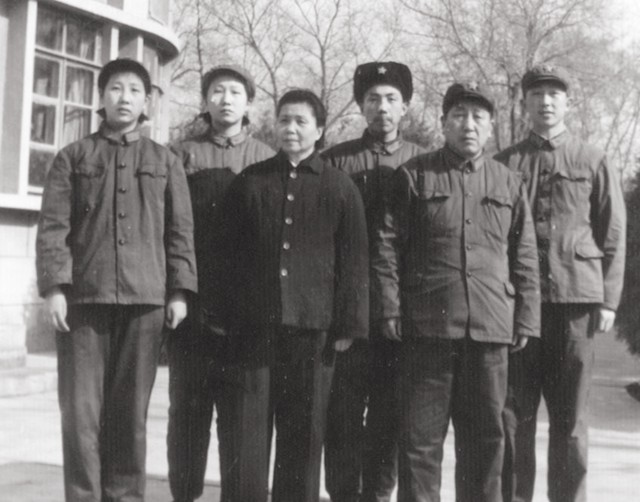 16岁少年瞒着父母参军，18年后成副司令返乡，母亲：长官你找谁