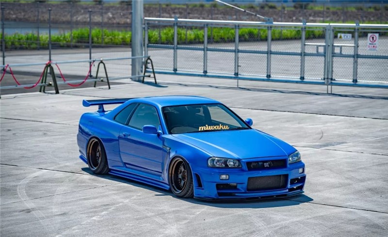一台我们可以“仔细打量改装”的日产战神GTR R34 !