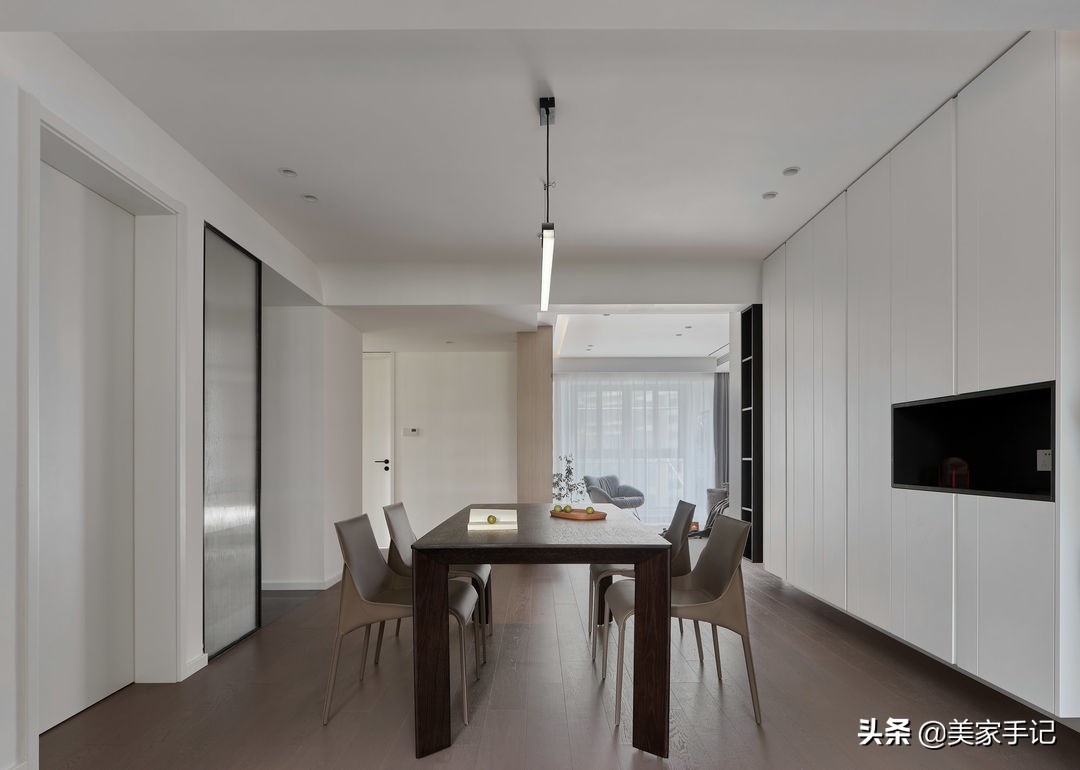 南京夫妻129㎡的家，坚持全屋打满柜子，效果不是一般的大气实用