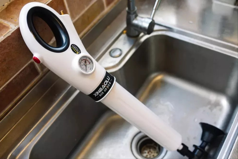 下水道堵塞用热水冲？不管用！教你正确的方法，管道疏通无异味