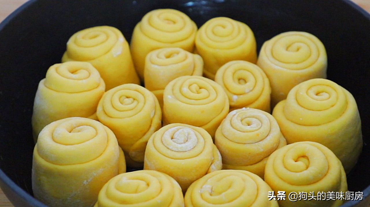 一块南瓜2个鸡蛋，不同烤箱不用蒸，教你做出金黄又蓬松的面包