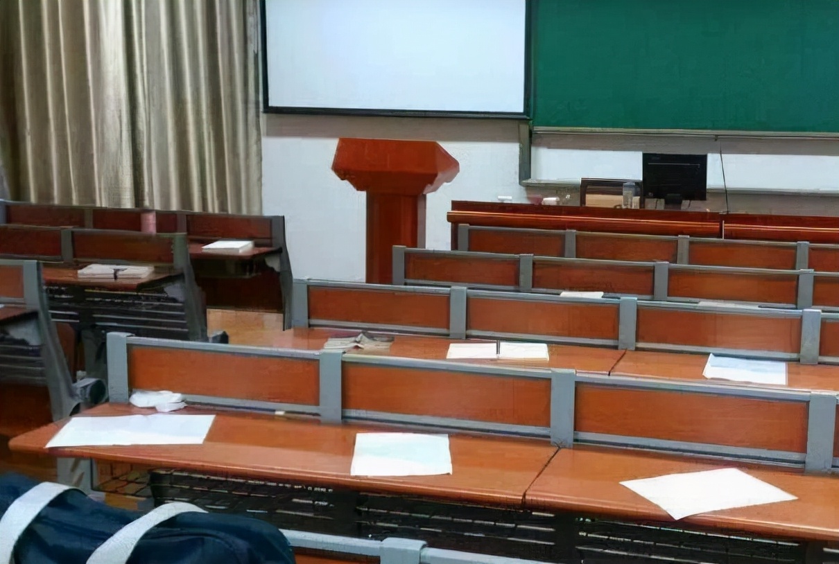 一组清华大学教室照片走红,引来网友热议,称学生吃相太难看