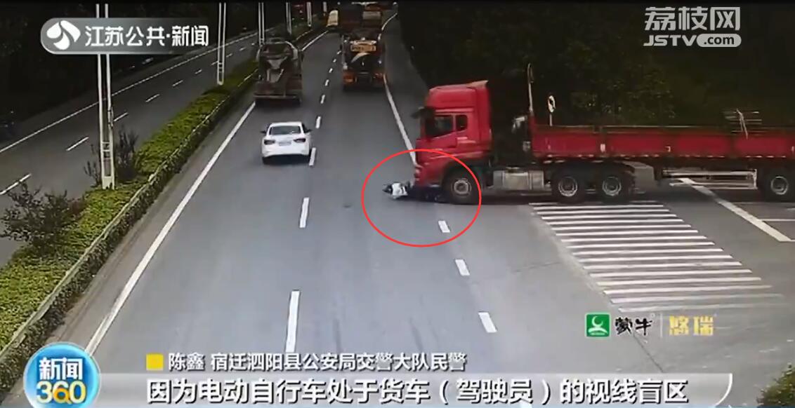 宿迁泗阳：电动车被卷入大货车 车主正确戴头盔&ldquo;死里逃生&rdquo;