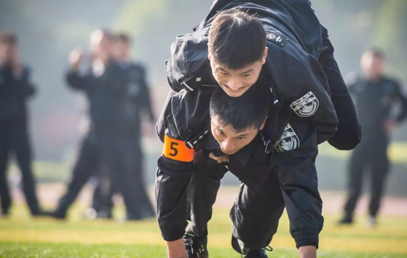 狱警年薪20万起，薪资待遇比普通公务员好，专科生也能报名