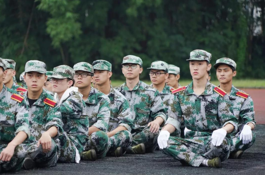 985高校“闹剧”不断，学生“善举”遭遇抬杠，奇葩理由令人无奈