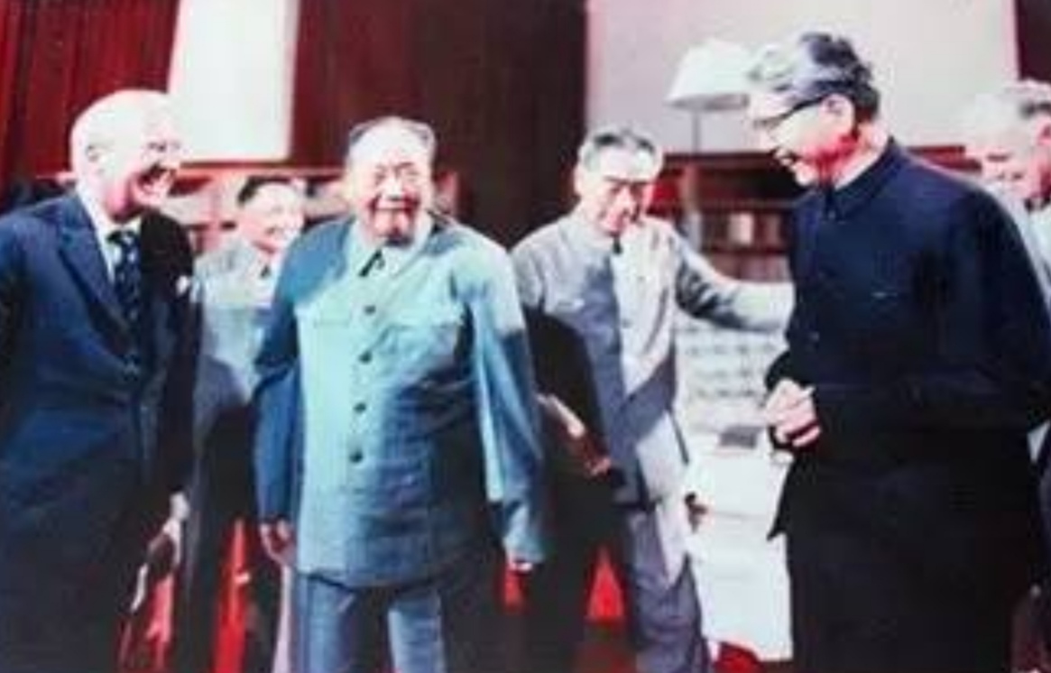 毛主席续写乔冠华一首打油诗后两句：反语运用巧妙，风格幽默诙谐