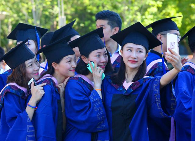 吉林大学让学生搬进“毒圈”宿舍，学生自买测试仪严重超标，心寒