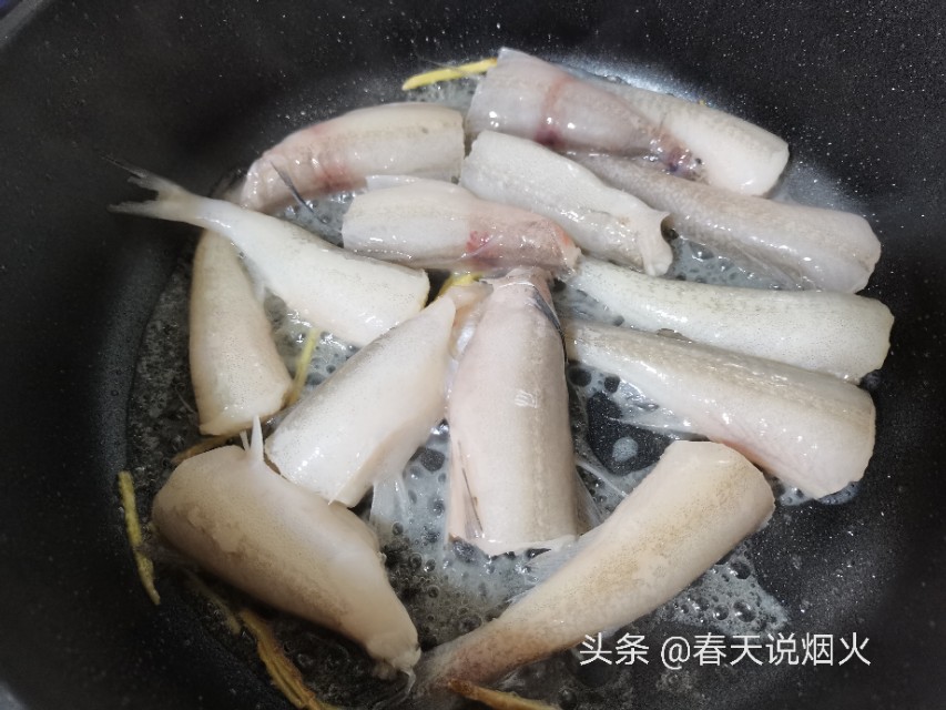 便宜的豆腐鱼，加豆腐炖，汤色奶白，鱼比豆腐嫩，能让你连喝2碗